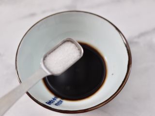 4、快手辣焖鸡块,加入白糖。