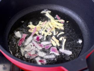 6、快手辣焖鸡块,热油爆香洋葱碎和姜丝。