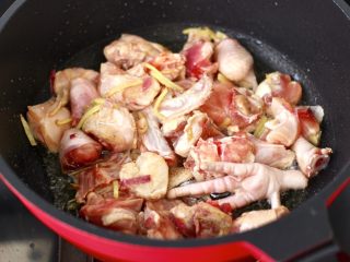 7、快手辣焖鸡块,放入鸡块大火快速翻炒均匀。