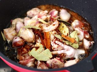 8、快手辣焖鸡块,加入所有的调料，倒入调料汁。