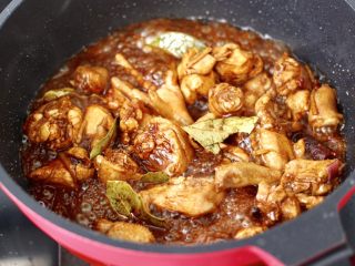 9、快手辣焖鸡块,继续大火翻炒至鸡块变色入味。