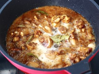 11、快手辣焖鸡块,大火烧开后。