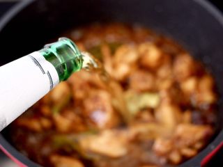 10、快手辣焖鸡块,倒入啤酒，这样做出来的鸡块口感更鲜嫩多汁。