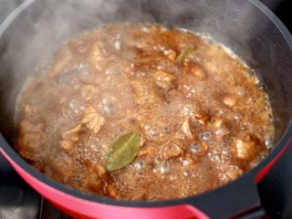 13、快手辣焖鸡块,大火焖至鸡块软嫩。汤汁浓稠时。