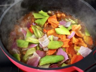 14、快手辣焖鸡块,加入青红辣椒和洋葱片。