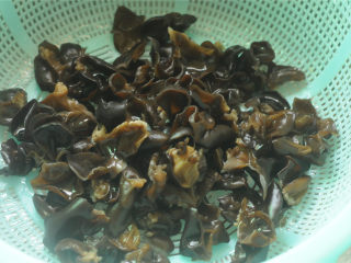 2、开胃拌木耳,泡发好的黑木耳，用清水反复冲洗干净