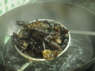 3、开胃拌木耳,烧开一锅水，将处理好的黑木耳放进去，汆烫熟透后捞出沥干水，放在盘子里（如果是夏天，想吃凉的，可以放入冰水里浸泡几分钟）