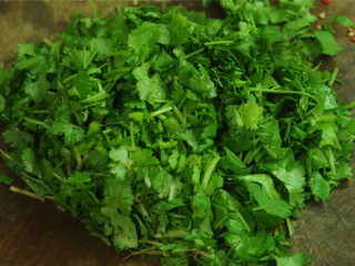 4、开胃拌木耳,芫荽洗净，切成长条