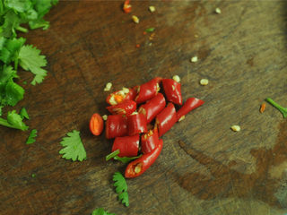 5、开胃拌木耳,红尖椒切段