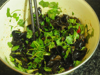 6、开胃拌木耳,将尖椒和芫荽都放入盆里