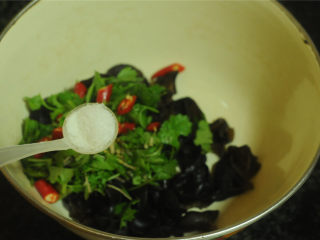 8、开胃拌木耳,撒入少许盐