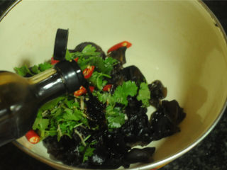 9、开胃拌木耳,淋入适量生抽