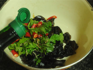 10、开胃拌木耳,加入糯米醋