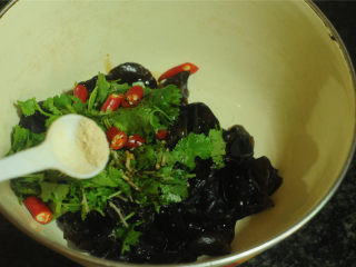 11、开胃拌木耳,最后放入适量鸡粉