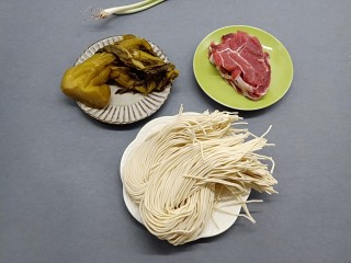 1、酸爽开胃《酸菜肉丝面》,新鲜的面条早餐可以说是两个人的分量。