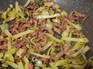 8、酸爽开胃《酸菜肉丝面》,加酸菜丝一起翻炒片刻。