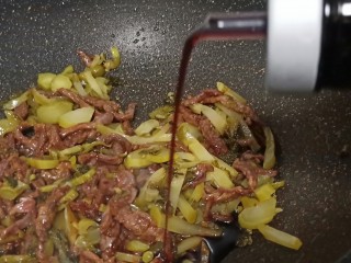 9、酸爽开胃《酸菜肉丝面》,加适量的生抽、味精调味。酸菜本身有咸味、无需再加盐。