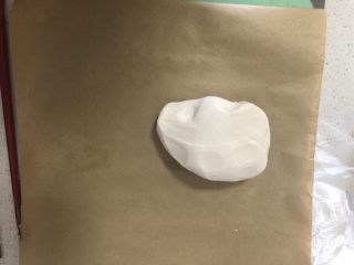 1、例假几天必吃的补血食物,糯米粉加水搓成小丸子