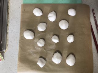 2、例假几天必吃的补血食物,小丸子搓好准备下锅，我下面放了吸油纸会不那么粘