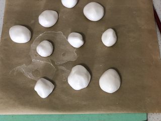 3、例假几天必吃的补血食物,搓好的小丸子嘻嘻有点随意了。不要太哦口感会更好。