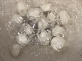 4、例假几天必吃的补血食物,水煮开后加入小丸子煮熟（变大的时候就是熟了）