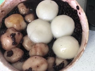 5、例假几天必吃的补血食物,紫米我是提前泡了两个小时，更好煮开。水直接加末过米一点，放在电饭煲里按煮饭。