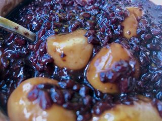 6、例假几天必吃的补血食物,我是用的红糖熬的汤水，也可以用点白糖煮紫米。