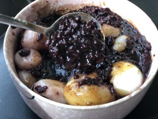 7、例假几天必吃的补血食物,最后把小丸子和紫米放在一起，就可以啦。