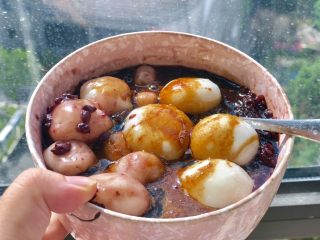 8、例假几天必吃的补血食物,加入熬好的红糖水一起搅拌。