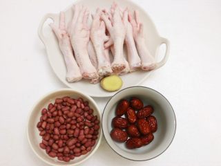 1、红枣花生凤爪汤,准备好所需食材