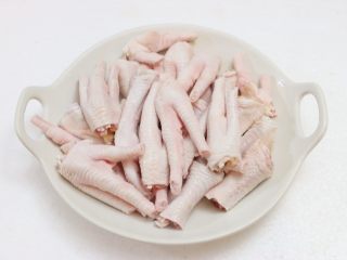 4、红枣花生凤爪汤,洗净后剁成小块