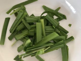 4、韭菜肉松粥,韭菜洗净切断。