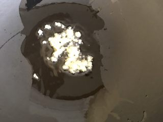 7、韭菜肉松粥,中火热锅，锅热放入1菜匙冷油，油热爆香姜茸。