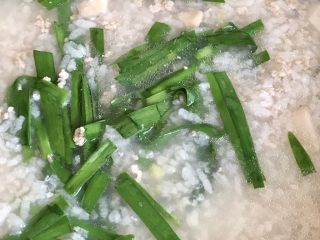 13、韭菜肉松粥,加入韭菜。
