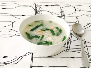 16、韭菜肉松粥,韭菜一熟关火，把粥盛入碗中。