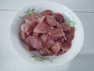 1、香酥猪肉蓉——宝宝辅食,里脊肉去除筋膜，切成2-3厘米方块