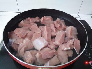 2、香酥猪肉蓉——宝宝辅食,烧热水把肉块灼水