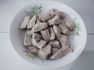 3、香酥猪肉蓉——宝宝辅食,肉块用清水洗干净