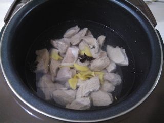 4、香酥猪肉蓉——宝宝辅食,电饭煲里放入没过肉块的水，再放入生姜和八角，煮1小时
