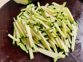 3、清炒南瓜丝,然后再切成南瓜丝。