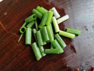 4、清炒南瓜丝,小葱洗净切段。
