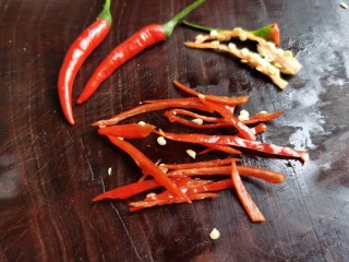 5、清炒南瓜丝,辣椒洗净切丝。