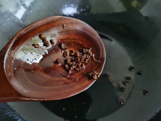 6、清炒南瓜丝,炒锅烧热放油，加入花椒爆香，然后将花椒捞出不用。