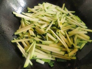 8、清炒南瓜丝,加入南瓜丝。