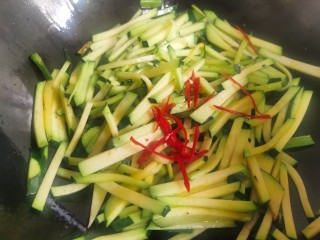 9、清炒南瓜丝,放入辣椒丝。