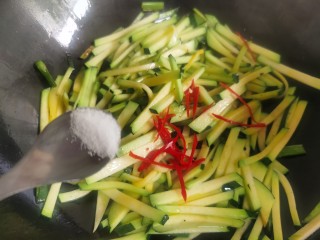 10、清炒南瓜丝,加入盐。