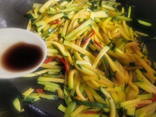 13、清炒南瓜丝,加入少许醋翻炒。