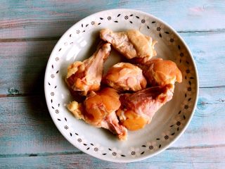 1、猴头菇煲鸡汤,鸡前腿肉。