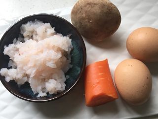 1、虾仁蛋卷,准备食材