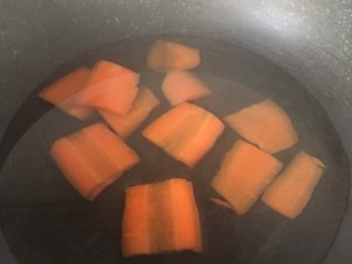 2、虾仁蛋卷,胡萝卜切片焯飞